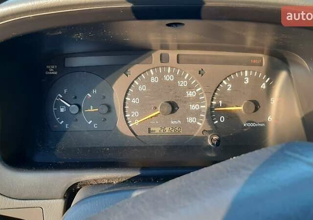 Белый Тойота Хиасе, объемом двигателя 2.5 л и пробегом 260 тыс. км за 9500 $, фото 5 на Automoto.ua