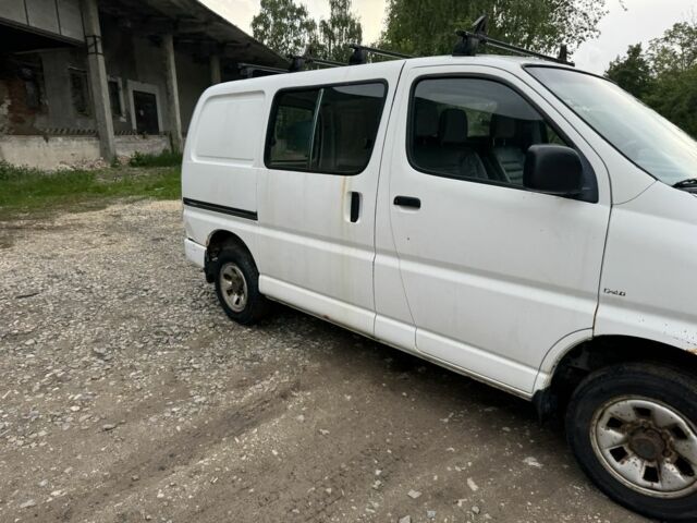 Белый Тойота Хиасе, объемом двигателя 2.5 л и пробегом 230 тыс. км за 4000 $, фото 4 на Automoto.ua