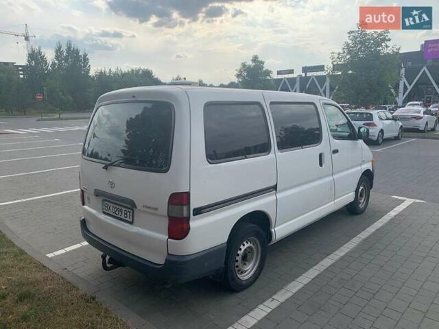 Белый Тойота Хиасе, объемом двигателя 0 л и пробегом 210 тыс. км за 8500 $, фото 1 на Automoto.ua