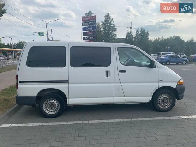 Белый Тойота Хиасе, объемом двигателя 0 л и пробегом 210 тыс. км за 8500 $, фото 3 на Automoto.ua