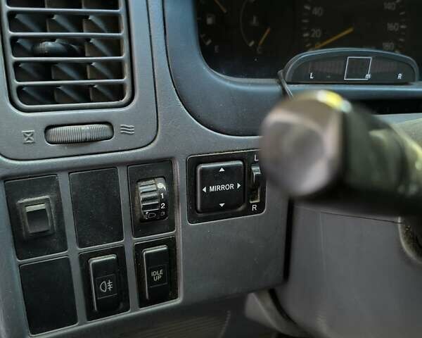 Белый Тойота Хиасе, объемом двигателя 2.5 л и пробегом 380 тыс. км за 8500 $, фото 32 на Automoto.ua