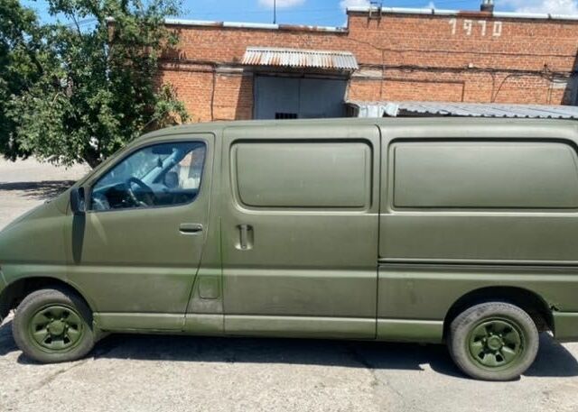 Белый Тойота Хиасе, объемом двигателя 2.5 л и пробегом 381 тыс. км за 8000 $, фото 2 на Automoto.ua