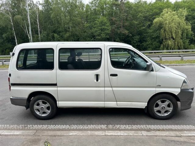 Белый Тойота Хиасе, объемом двигателя 2.5 л и пробегом 136 тыс. км за 11000 $, фото 5 на Automoto.ua