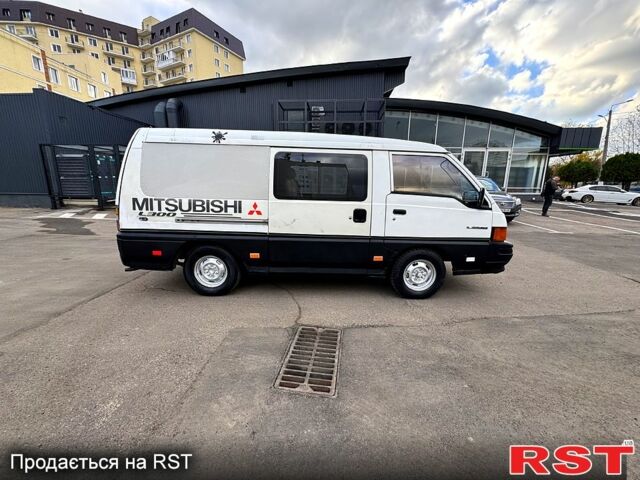 Белый Тойота Хиасе, объемом двигателя 2.5 л и пробегом 360 тыс. км за 3000 $, фото 12 на Automoto.ua