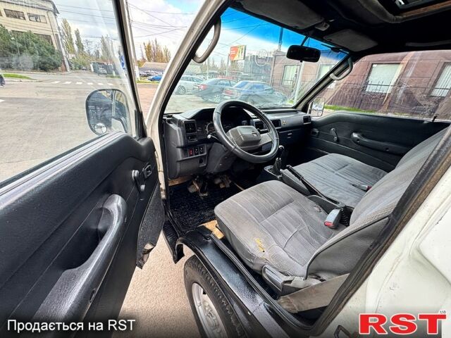 Белый Тойота Хиасе, объемом двигателя 2.5 л и пробегом 360 тыс. км за 3000 $, фото 4 на Automoto.ua