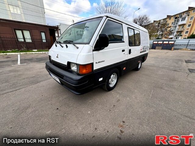 Белый Тойота Хиасе, объемом двигателя 2.5 л и пробегом 360 тыс. км за 3000 $, фото 5 на Automoto.ua