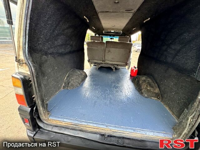 Белый Тойота Хиасе, объемом двигателя 2.5 л и пробегом 360 тыс. км за 3000 $, фото 1 на Automoto.ua