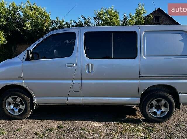 Серый Тойота Хиасе, объемом двигателя 2.49 л и пробегом 303 тыс. км за 10000 $, фото 3 на Automoto.ua