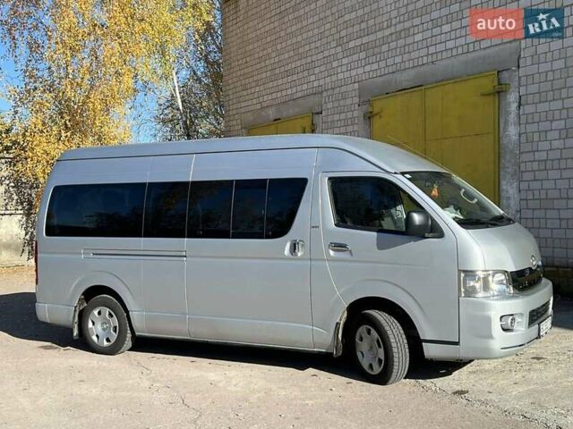 Серый Тойота Хиасе, объемом двигателя 2.69 л и пробегом 52 тыс. км за 25000 $, фото 2 на Automoto.ua