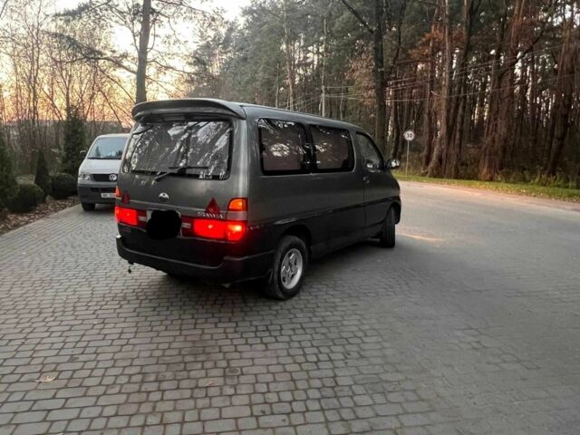 Серый Тойота Хиасе, объемом двигателя 3 л и пробегом 325 тыс. км за 7000 $, фото 2 на Automoto.ua