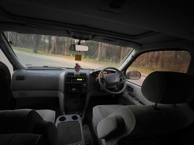 Серый Тойота Хиасе, объемом двигателя 3 л и пробегом 325 тыс. км за 7000 $, фото 5 на Automoto.ua