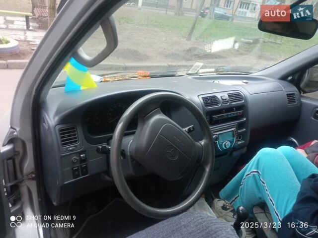 Серый Тойота Хиасе, объемом двигателя 2.5 л и пробегом 300 тыс. км за 8000 $, фото 1 на Automoto.ua
