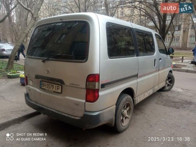 Серый Тойота Хиасе, объемом двигателя 2.5 л и пробегом 300 тыс. км за 8000 $, фото 2 на Automoto.ua