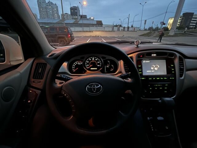 Белый Тойота Хайлендер, объемом двигателя 3.3 л и пробегом 175 тыс. км за 10950 $, фото 7 на Automoto.ua