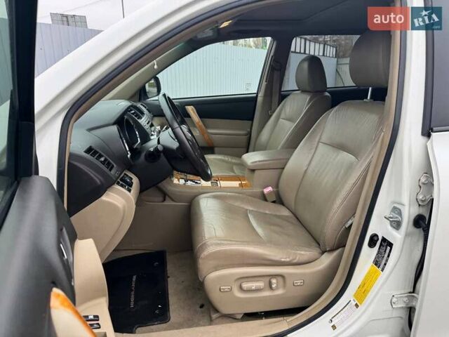 Белый Тойота Хайлендер, объемом двигателя 3.31 л и пробегом 418 тыс. км за 10490 $, фото 8 на Automoto.ua