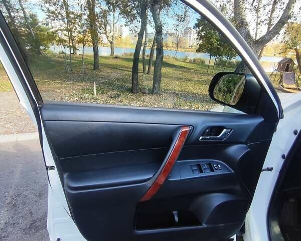 Білий Тойота Хайлендер, об'ємом двигуна 3.46 л та пробігом 227 тис. км за 16800 $, фото 10 на Automoto.ua