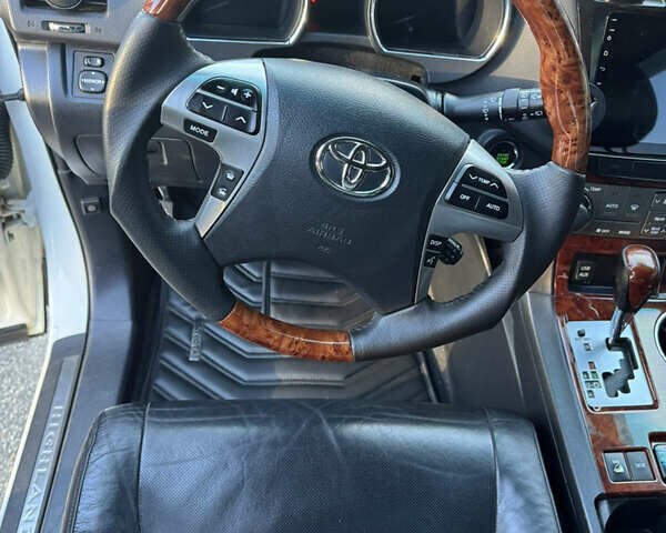 Білий Тойота Хайлендер, об'ємом двигуна 3.5 л та пробігом 178 тис. км за 16200 $, фото 7 на Automoto.ua