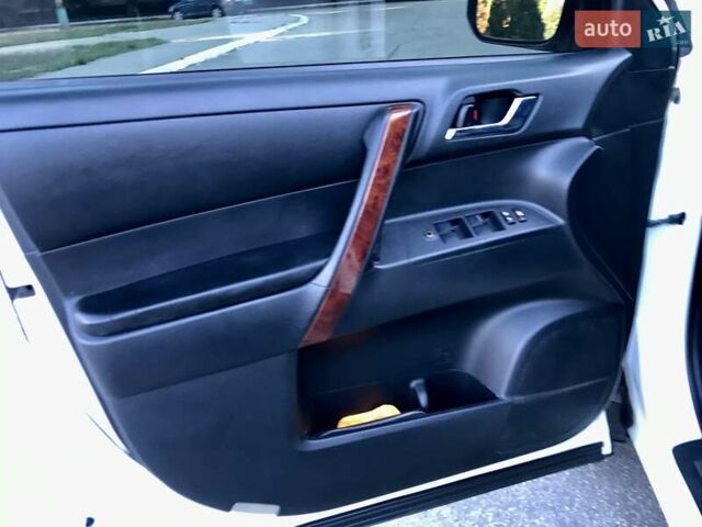 Белый Тойота Хайлендер, объемом двигателя 3.5 л и пробегом 178 тыс. км за 15999 $, фото 12 на Automoto.ua