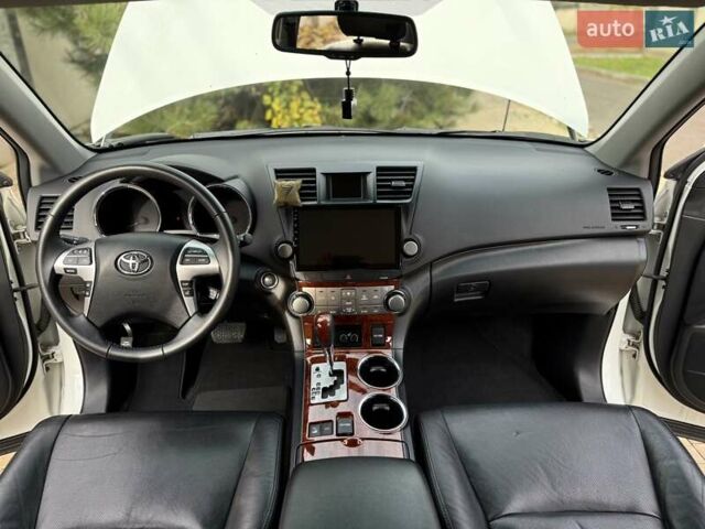 Белый Тойота Хайлендер, объемом двигателя 3.46 л и пробегом 152 тыс. км за 18700 $, фото 57 на Automoto.ua