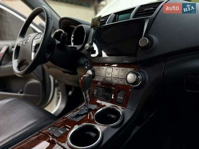 Белый Тойота Хайлендер, объемом двигателя 3.46 л и пробегом 152 тыс. км за 18700 $, фото 47 на Automoto.ua