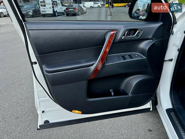 Білий Тойота Хайлендер, об'ємом двигуна 3.46 л та пробігом 175 тис. км за 16100 $, фото 30 на Automoto.ua