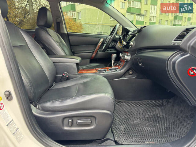 Белый Тойота Хайлендер, объемом двигателя 3.46 л и пробегом 172 тыс. км за 22000 $, фото 31 на Automoto.ua