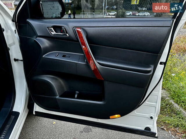 Білий Тойота Хайлендер, об'ємом двигуна 3.46 л та пробігом 175 тис. км за 16100 $, фото 28 на Automoto.ua