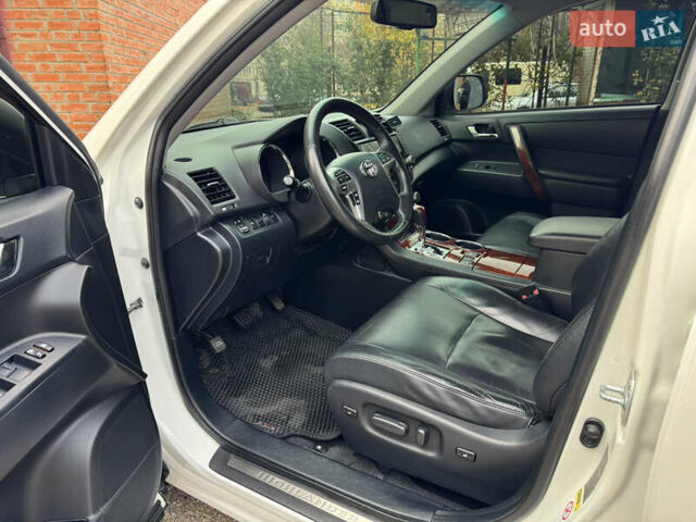 Белый Тойота Хайлендер, объемом двигателя 3.46 л и пробегом 172 тыс. км за 22000 $, фото 19 на Automoto.ua