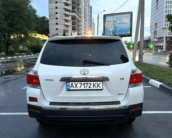 Белый Тойота Хайлендер, объемом двигателя 3.46 л и пробегом 240 тыс. км за 17000 $, фото 1 на Automoto.ua