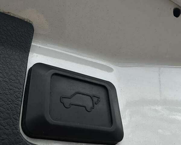 Белый Тойота Хайлендер, объемом двигателя 3.46 л и пробегом 199 тыс. км за 18000 $, фото 14 на Automoto.ua