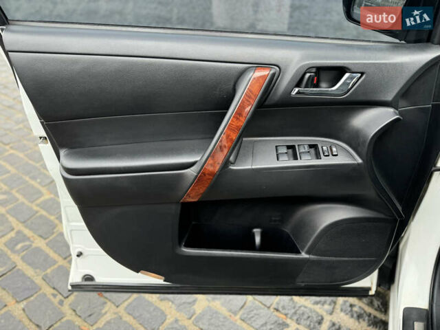 Белый Тойота Хайлендер, объемом двигателя 3.46 л и пробегом 200 тыс. км за 14999 $, фото 46 на Automoto.ua