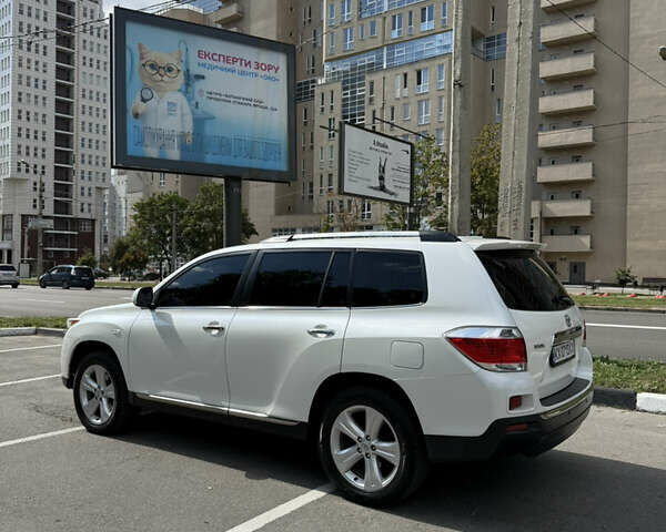 Белый Тойота Хайлендер, объемом двигателя 3.46 л и пробегом 240 тыс. км за 17000 $, фото 3 на Automoto.ua