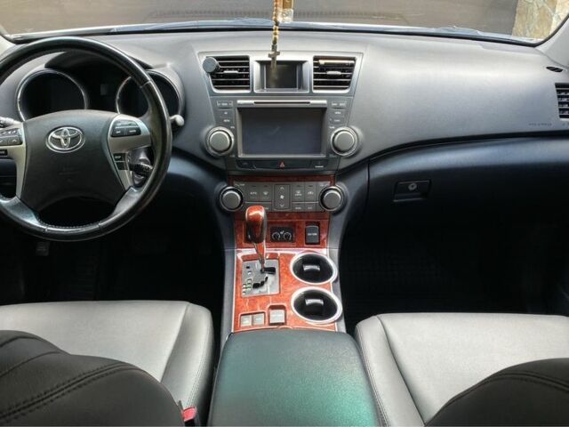 Белый Тойота Хайлендер, объемом двигателя 3.5 л и пробегом 185 тыс. км за 17800 $, фото 3 на Automoto.ua