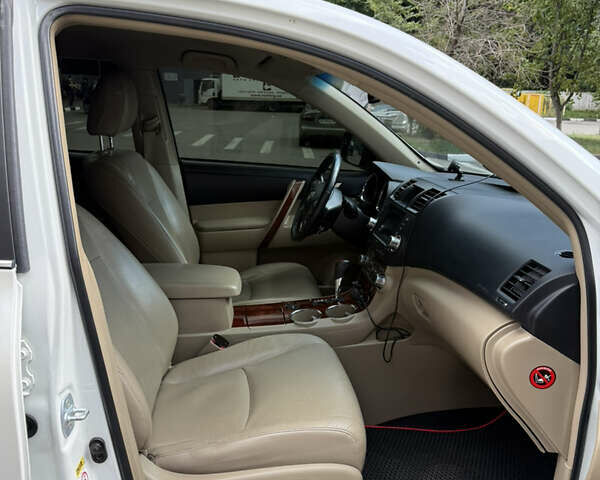 Белый Тойота Хайлендер, объемом двигателя 3.46 л и пробегом 240 тыс. км за 17000 $, фото 6 на Automoto.ua