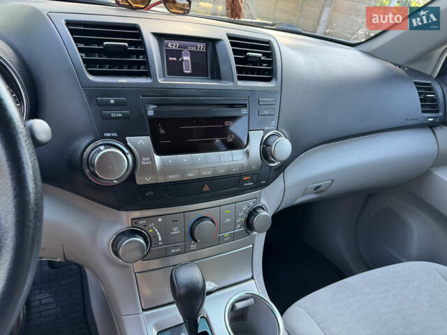 Белый Тойота Хайлендер, объемом двигателя 3.46 л и пробегом 200 тыс. км за 16000 $, фото 5 на Automoto.ua