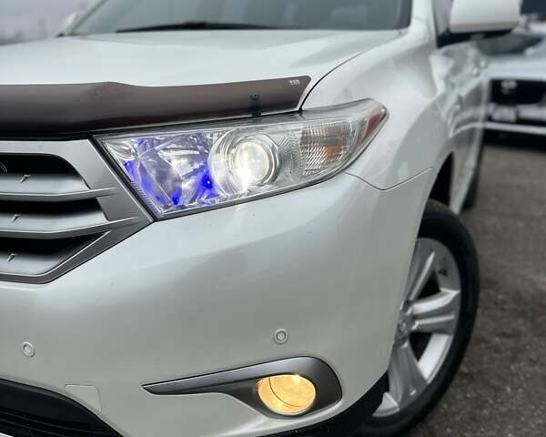 Белый Тойота Хайлендер, объемом двигателя 3.46 л и пробегом 199 тыс. км за 18000 $, фото 2 на Automoto.ua