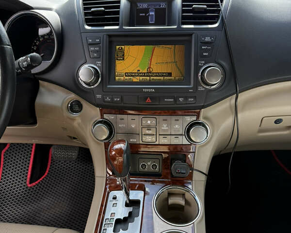 Белый Тойота Хайлендер, объемом двигателя 3.46 л и пробегом 240 тыс. км за 17000 $, фото 2 на Automoto.ua