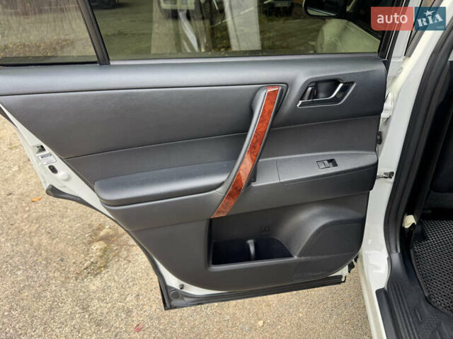 Белый Тойота Хайлендер, объемом двигателя 3.46 л и пробегом 172 тыс. км за 22000 $, фото 20 на Automoto.ua