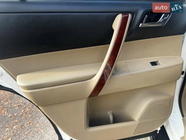 Белый Тойота Хайлендер, объемом двигателя 3.46 л и пробегом 207 тыс. км за 16850 $, фото 27 на Automoto.ua