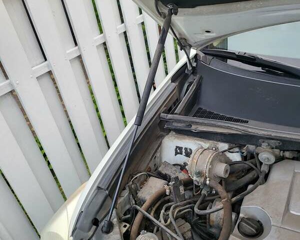 Белый Тойота Хайлендер, объемом двигателя 3.5 л и пробегом 207 тыс. км за 16500 $, фото 1 на Automoto.ua