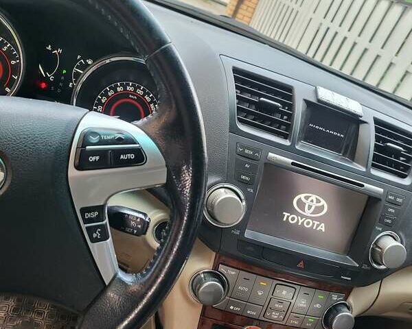 Белый Тойота Хайлендер, объемом двигателя 3.5 л и пробегом 207 тыс. км за 16500 $, фото 4 на Automoto.ua