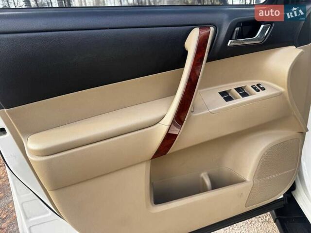 Белый Тойота Хайлендер, объемом двигателя 3.46 л и пробегом 207 тыс. км за 16850 $, фото 18 на Automoto.ua