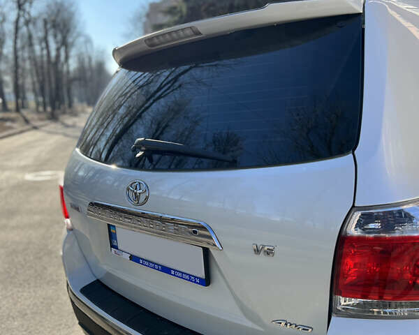 Белый Тойота Хайлендер, объемом двигателя 3.5 л и пробегом 168 тыс. км за 20500 $, фото 5 на Automoto.ua