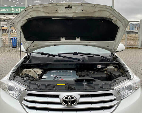 Тойота Хайлендер 2013 в Днепре (Днепропетровске) на Automoto.ua Белый Тойота Хайлендер, объемом двигателя 3.46 л и пробегом 170 тыс. км за 19000 $, фото 2 на Automoto.ua