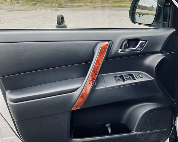 Тойота Хайлендер 2013 в Днепре (Днепропетровске) на Automoto.ua Белый Тойота Хайлендер, объемом двигателя 3.46 л и пробегом 170 тыс. км за 19000 $, фото 23 на Automoto.ua