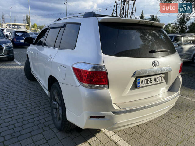 Белый Тойота Хайлендер, объемом двигателя 2.7 л и пробегом 175 тыс. км за 14000 $, фото 3 на Automoto.ua
