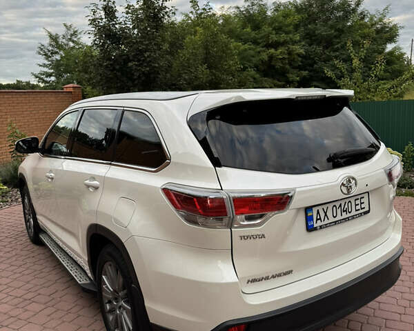 Белый Тойота Хайлендер, объемом двигателя 3.46 л и пробегом 245 тыс. км за 23500 $, фото 4 на Automoto.ua