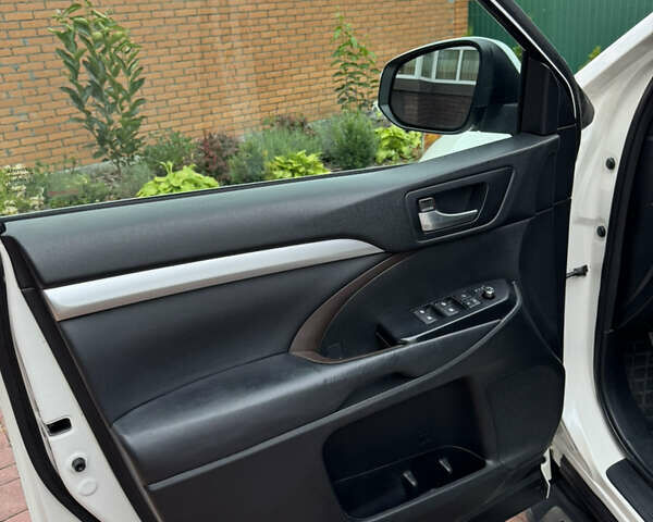 Белый Тойота Хайлендер, объемом двигателя 3.46 л и пробегом 245 тыс. км за 23500 $, фото 27 на Automoto.ua