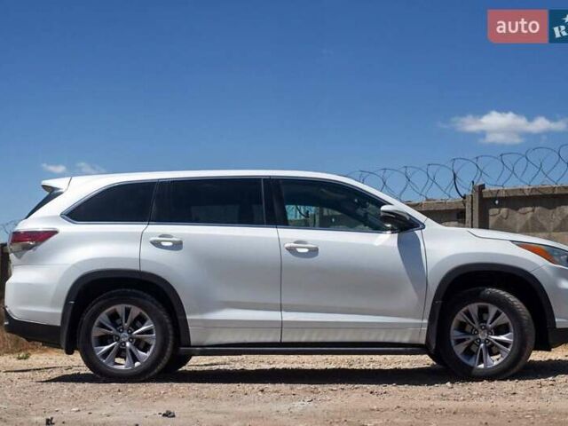 Белый Тойота Хайлендер, объемом двигателя 3.5 л и пробегом 392 тыс. км за 19500 $, фото 1 на Automoto.ua