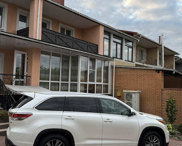 Белый Тойота Хайлендер, объемом двигателя 3.46 л и пробегом 245 тыс. км за 23500 $, фото 6 на Automoto.ua